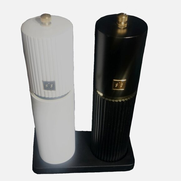 Styled Settings NWOT Salt and Pepper grinders - Picture 1 of 5